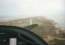 Mit dem Motorsegler im Segel-Anflug auf den Flugplatz der Insel Juist