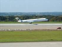 LZ-LDY MCDonnell Douglas MD82 der Bulgarian Air Charter als Flug BUC 1105 aus Varna kurz vor dem Aufsetzen auf die Landebahn in Dresden-Klotzsche; 1.10.2007

