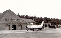 Oldtimerbild. Eine F86K, Kennzeichen Q-317, auf dem Milit�rflughafen in Twenthe/NL - 15.07.1963