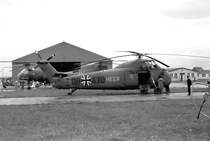 Oldtimer-Bild aus dem Jahre 1963. Aufgenommen am  Tag der offenen T�r  in der Heeresflieger-Waffenschule auf dem Flugplatz B�ckeburg. Im Vordergrund eine H 34 QA+470, dahinter eine Vertol (die sogenannte Banane).