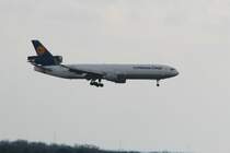 MD11 der Lufthansa Cargo bei der Landung auf den Flughafen Frankfurt/Main.