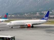 Boeing 737-883 der Scandinavian Airlines-SAS (IN-RPN) am Flughafen Innsbruck Kranebitten. 08.03.08