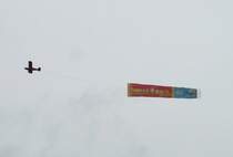 Ein Flieger mit einem Transparent mit Werbung f�r den  hansa-park ; aufgenommen in Hamburg-Altona, 13.05.2007
