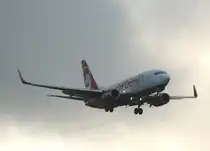 Air Berlin B 737-7K5 D-AHXB kurz vor der Landung in Berlin-Tegel am 13.08.2011