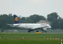 Lufthansa A 320-211 D-AIPD  Freiburg  kurz vor dem Start in Berlin-Tegel am 13.08.2011