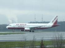 Ein Air Berlin Airbus A 320 beim Start in D�sseldorf Airport am 22.03.2008