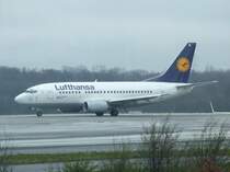 Die Lufthansa Boeing 737-500  Hildesheim  beim Start in D�sseldorf bei schlechtem Wetter am 22.03.2008.