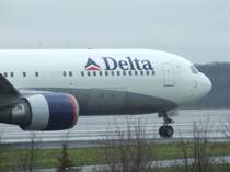 Nahaufnahme einer Delta Boeing 767, die in D�sseldorf auf dem Weg zum Start in Richtung USA ist. (22.03.2008)