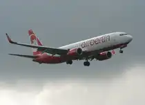 Air Berlin B 737-8K5 D-AHFW kurz vor der Landung in Berlin-Tegel am 13.08.2011