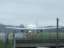 Eine Delta Boeing 767 dreht sich in D�sseldorf in die richtige Startposition. (22.03.2008)