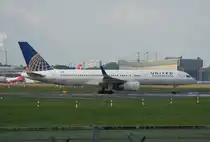 United Airlines B 757-224 N58101 kurz vor dem Start in Berlin-Tegel am 13.08.2011