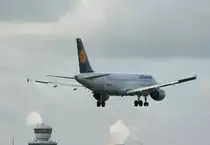 Lufthansa A 320-211 D-AIPB  Heidelberg  kurz vor der Landung in Berlin-Tegel am 13.08.2011