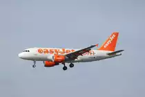 A319, G-EZFC, von easyJet bei der Landung in Hamburg am 24.09.2011