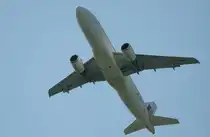 Iberia A 320-214 EC-HUK kurz nach dem Start in Berlin-Tegel am 26.08.2011