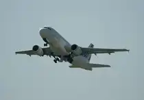 Air France A 319-111 F-GRHK kurz nach dem Start in Berlin-Tegel am 26.08.2011