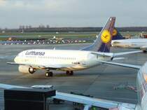 Die Lufthansa Boeing 737-500  Siegburg  auf dem Rollfeld des Flughafens D�sseldorf International. (25.03.2008)