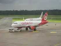 Air Berlin
Flughafen:EDDN Nrnberg
Typ:Airbus A319 (im hitergrund eine Boing 737 800 Winglets)
Kennug:D-ABGJ
Datum:14.5.2011
