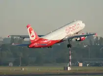 Air Berlin A 320-214 D-ABFM beim Start in Berlin-Tegel am 01.10.2011