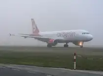 Air Berlin A 320-214 D-ABFN auf dem Weg zum Start im morgenlichen Nebel des 25.03.2012