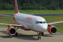 D-ALTL von Air Berlin erreicht Friedrichshafen, hier kurz vor dem Gate