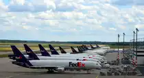 Samstagnachmittag am Flughafen K�ln/Bonn.  Parade  abgestellter Frachtflugzeuge. (Aufnahme 07.07.2012)