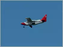 Nachdem die Fallschirmspringer ausgestiegen sind und wie von Geisterhand die Wolken verschwunden sind, kehrt das Sportflugzeug Gippsland GA-8 / LX-MDT wieder zum Flugfeld Noertringen zur�ck.  07.07.2012