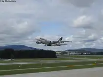 Ein Airbus A380 verl�sst am 16.8.2012 den Flughafen Z�rich als SQ345 nach Singapore. Singapore Airlines sind momentan die einzige Airline, die den Flughafen Z�rich mit dem A380 bedienen.
