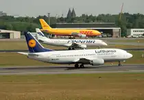 Lufthansa B 737-330 D-ABXZ beim Start, Finnair ERJ-190-100LR nach der Landung und DHL A 300 in Parkposition