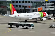 A 320-214 CS-TNV der TAP am Gate A 13 in D�sseldorf - 24.07.2012