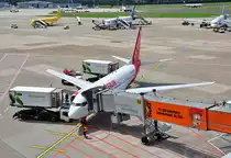 B 737-700 D-AGEP AirBerlin am Gate in D�sseldorf - 24.07.2012