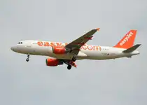 Easyjet A 320-214 G-EZUC bei der Landung in Berlin-Schnefeld am 10.07.2012
