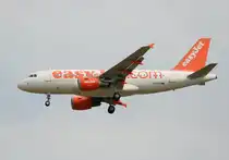 Easyjet A 319-111 G-EZIT bei der Landung in Berlin-Schnefeld am 10.07.2012