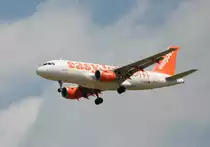 Easyjet A 319-111 G-EZDK bei der Landung in Berlin-Schnefeld am 10.07.2012