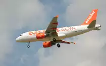 Easyjet A 319-111 G-EZBA bei der Landung in Berlin-Schnefeld am 10.07.2012