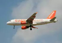 Easyjet A 319-111 G-EZIW bei der Landung in Berlin-Schnefeld am 10.07.2012