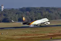 B 747-44AF N576UP  UPS  bei der Landung mit  qualmenden Socken  in Kln-Bonn - 28.10.2012