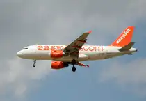 Easyjet A 319-111 G-EZDC bei der Landung in Berlin-Schnefeld am 10.07.2012