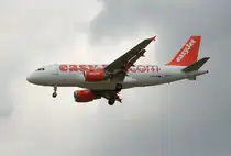 Easyjet A 319-111 G-EZGK bei der Landung in Berlin-Schnefeld am 10.07.2012