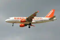Easyjet A 319-111 G-EZEW bei der Landung in Berlin-Schnefeld am 10.07.2012