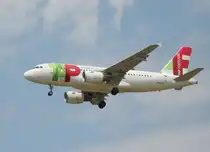 TAP A 319-111 CS-TTG bei der Landung in Berlin-Schnefeld am 10.07.2012