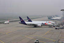  Frachterlinie  in Kln-Bonn mit 2 B 777-FS2 (N854FD und N861FS) der FedEx im Vordergrund bei Nebelwetter - 28.10.2012