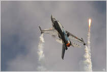 F-16 Fighting Falcon der belgische Luftwaffe beim Abschuss einer Ladung Flares.
Airpower Zeltweg 2.7.2011