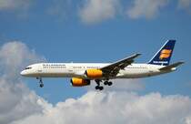 Iceland Air B 757-23N TF-FIC bei der Landung in Frankfurt am Main am 16.08.2012