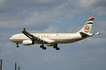 Etihad Airways A 330-243E A6-AFB bei der Landung in Frankfurt am Main am 16.08.2012
