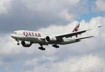 Qatar Airways Cargo B 777-FDZ A7-BFD bei der Landung in Frankfurt am Main am 16.08.2012