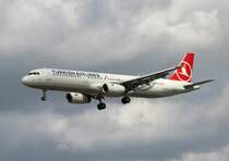 Turkish Airlines A 321-231 TC-JRT bei der Landung in Frankfurt am Main am 16.08.2012
