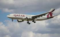 Qatar Airways A 330-202 A7-ACJ bei der Landung in Frankfurt am Main am 16.08.2012