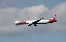 TAM B 777-32W(ER) PT-MUB bei der Landung in Frankfurt am Main am 16.08.2012