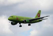 S 7 Airlines A 319-114 VP-BTN bei der Landung in Frankfurt am Main am 16.08.2012