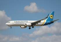 Ukraine International Airlines B 737-8HX UR-PSA bei der Landung in Frankfurt am Main am 16.08.2012